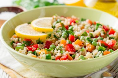 Bulgur ve Beyaz ahşap masa sebze taze salata