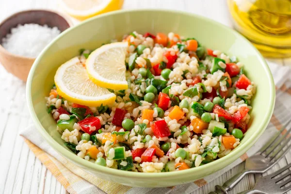 Bulgur ve Beyaz ahşap masa sebze taze salata — Stok fotoğraf