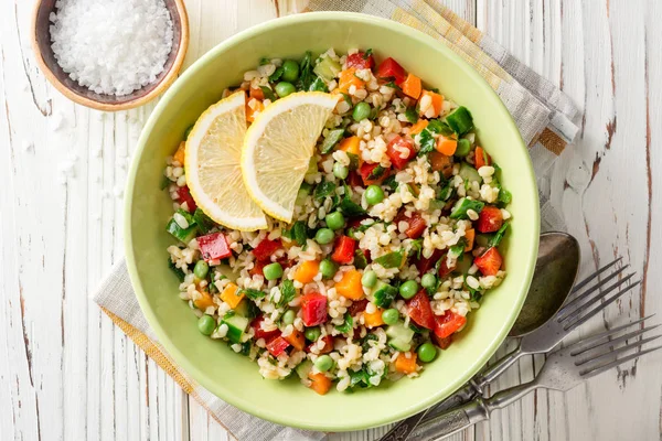 Ensalada fresca con bulgur y verduras sobre mesa de madera blanca — Foto de Stock