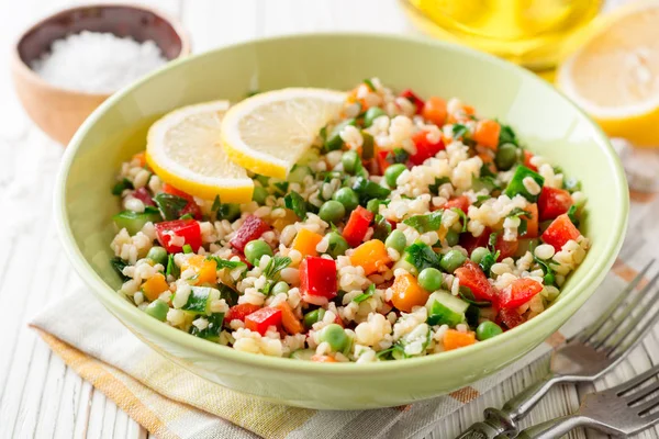 Bulgur ve Beyaz ahşap masa sebze taze salata — Stok fotoğraf