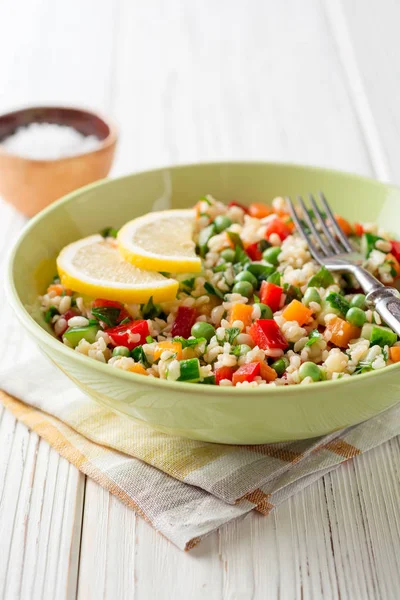 Ensalada fresca con bulgur y verduras sobre mesa de madera blanca — Foto de Stock