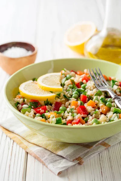 Ensalada fresca con bulgur y verduras sobre mesa de madera blanca — Foto de Stock