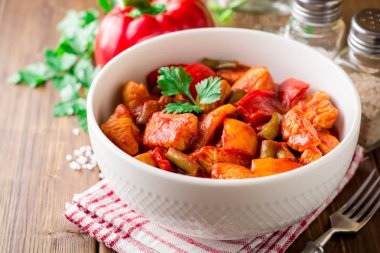 Türkiye güveç biber, fasulye, koyu ahşap masa üzerinde bir kapta domates ile