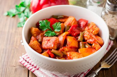 Türkiye güveç biber, fasulye, koyu ahşap masa üzerinde bir kapta domates ile