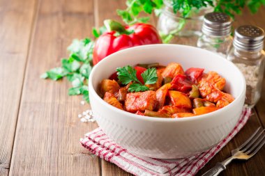 Türkiye güveç biber, fasulye, koyu ahşap masa üzerinde bir kapta domates ile