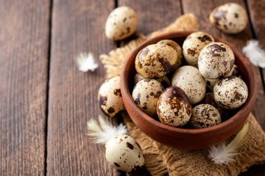 Rustik ahşap zemin üzerine seramik kase taze bıldırcın yumurtası