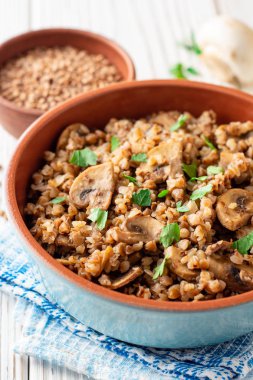 Buğday lapası mantar Beyaz ahşap zemin üzerinde bir kase ile