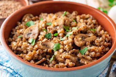 Buğday lapası mantar Beyaz ahşap zemin üzerinde bir kase ile