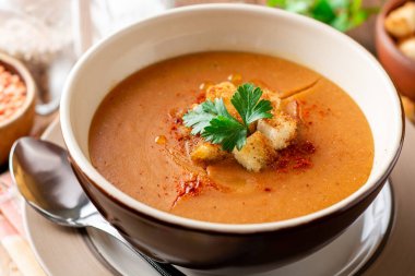 Ahşap masa üzerinde bir kapta croutons ezo krem çorba. Seçici odak.