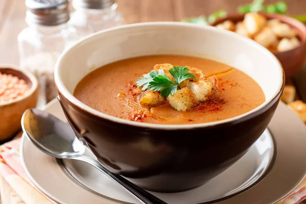Red Lentil Cream Soup Croutons Bowl Wooden Table Selective Focus — Stock Photo, Image
