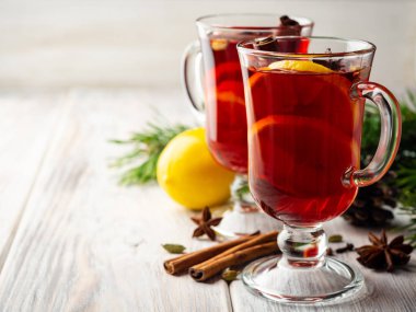 Baharatlı Noel şarabı ve ahşap kırsal arka planda limon. Seçici odak.