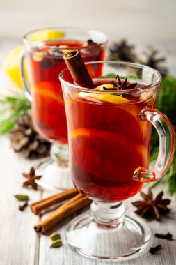 Baharatlı Noel şarabı ve ahşap kırsal arka planda limon. Seçici odak.