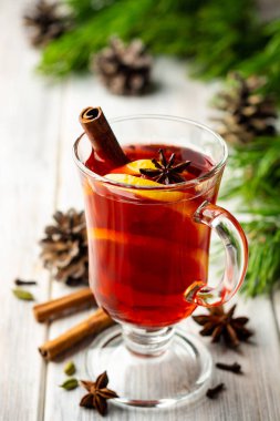 Baharatlı Noel şarabı ve ahşap kırsal arka planda limon. Seçici odak.