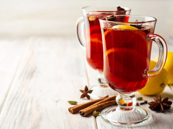 Świąteczne Grzane Wino Przyprawami Cytryną Drewnianym Rustykalnym Tle Skupienie Selektywne — Zdjęcie stockowe
