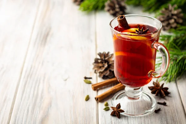 Świąteczne Grzane Wino Przyprawami Cytryną Drewnianym Rustykalnym Tle Skupienie Selektywne — Zdjęcie stockowe