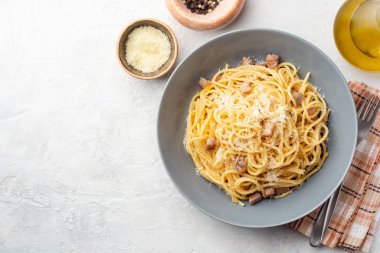 Pancetta, yumurta sarısı ve parmesan peynirli klasik spagetti makarna. Üst görünüm, alanı kopyala.