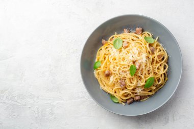 Pancetta, yumurta sarısı ve parmesan peynirli klasik spagetti makarna. Üst görünüm, alanı kopyala.