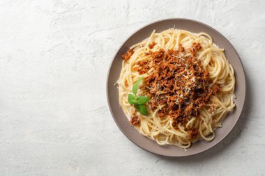 Beton arka planda spagetti makarna bolonez. Üst görünüm, alanı kopyala.