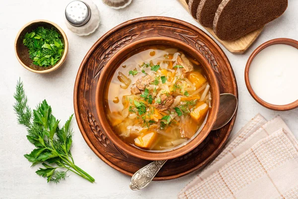 Traditional russian cabbage soup with turnip shchi in ceramic bowl on concrete background — Stock Photo, Image