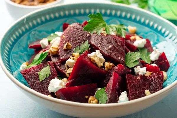 Ensalada Saludable Remolacha Con Nueces Queso Feta Perejil Sobre Fondo — Foto de Stock