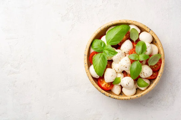 Ensalada Caprese Tradicional Italiana Con Queso Mozzarella Tomates Cherry Albahaca — Foto de Stock