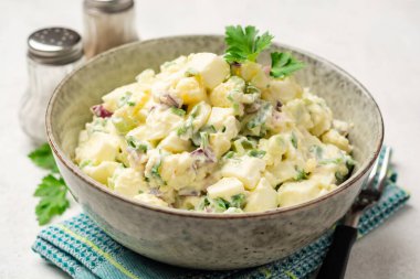 Kırmızı soğanlı yumurta salatası ve çimento arka planda yeşil kâse. Seçici odak.