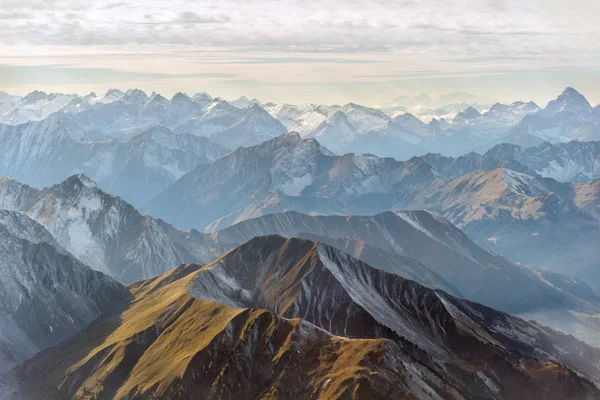 Luchtfoto panorama van bergtoppen — Stockfoto