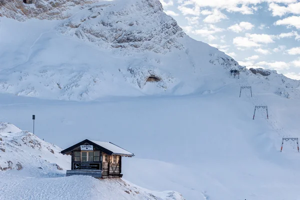 Faház és egy havas hegy lejtőjén a felvonó — Stock Fotó
