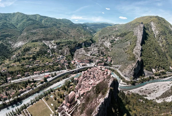 Panorama montano con il centro storico di Entreveaux — Foto Stock