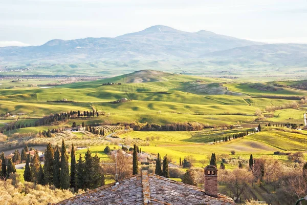 Toscaanse vallei met groene heuvelachtige velden in de zonsondergang. — Stockfoto