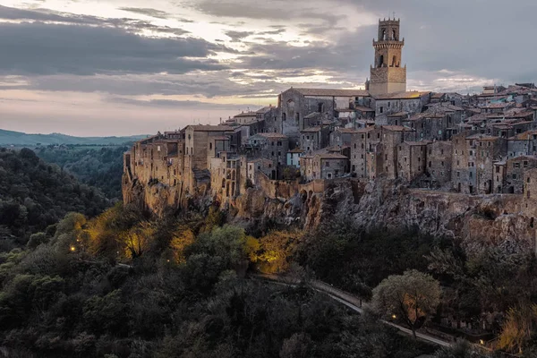 Crepúsculo nublado em Pitigliano — Fotografia de Stock