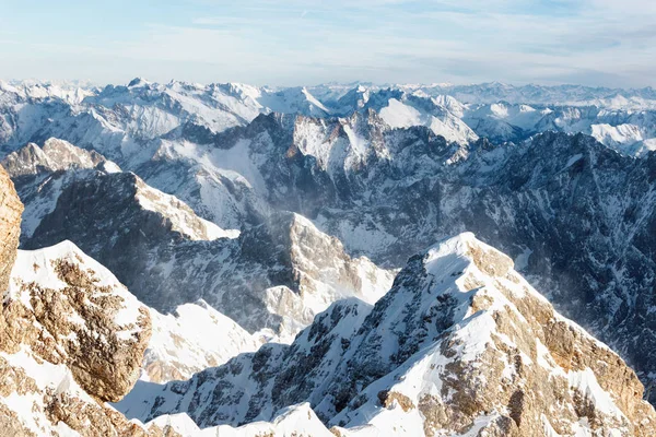 Vista aérea de cumes de montanha nevadas — Fotografia de Stock