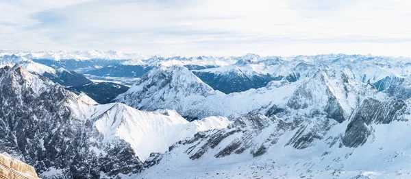 Panorama aéreo das cimeiras nevadas da montanha — Fotografia de Stock