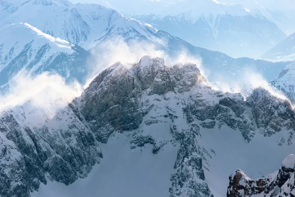 Cume de montanha rochosa com uma nevasca de neve — Fotografia de Stock