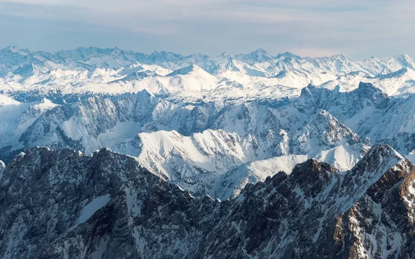 Panorama aéreo de picos de montanhas nevadas — Fotografia de Stock