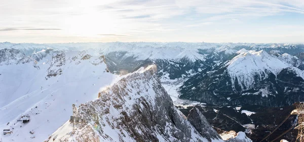 Légi hegyi panorámával a havas sziklás hegy gerincen — Stock Fotó