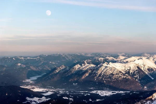 雪山の上の月 — ストック写真