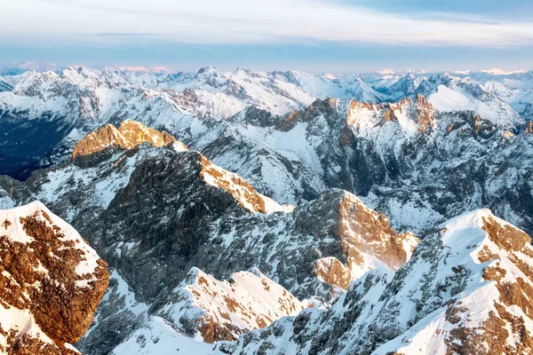 日没で茶色と白の雪の山のトップ — ストック写真
