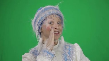 Kar kızlık mutlu yeni yıl ve Noel istiyor. Yeşil ekran, chromakey