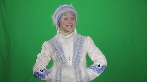 La doncella de nieve le desea feliz Año Nuevo y la Navidad. Pantalla verde, cromakey — Vídeos de Stock