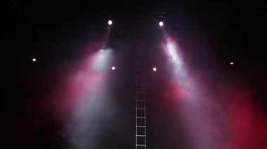Konserde sahne alanı üzerindeki spot duman