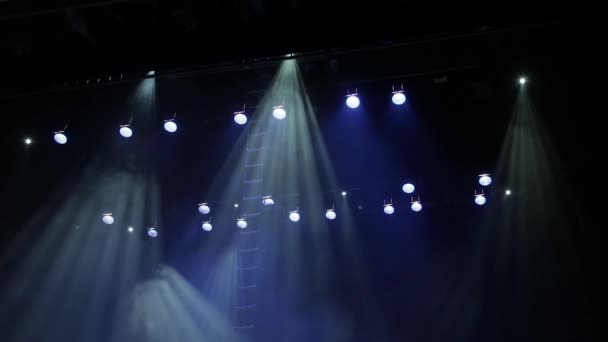 Сканери, прожектори та театральний дим — стокове відео