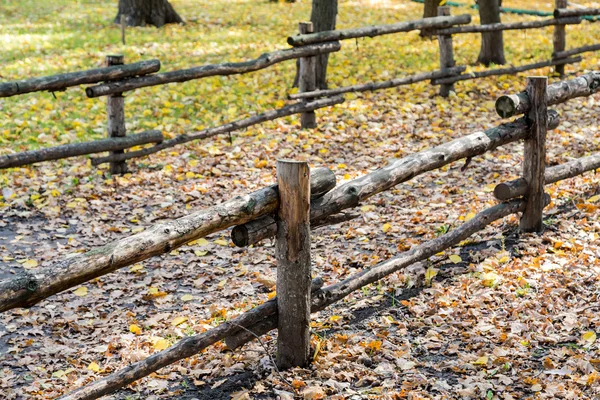Trail och split rail fence i höst Park — Stockfoto