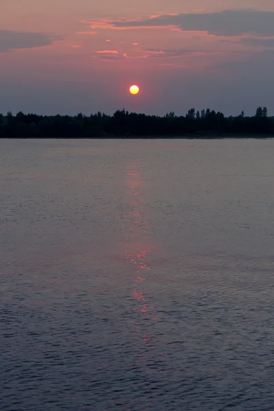 Puesta de sol sobre el horizonte del río, Volga, Rusia — Foto de Stock