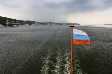 Rus bayrağı stern Nehri üzerinde tekne, Volga Nehri, Rusya Federasyonu