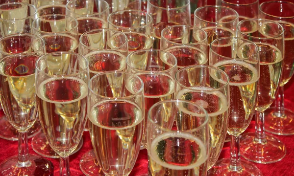 Copas Vino Cristal Con Champán Mantel Rojo —  Fotos de Stock