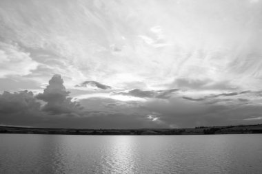 Siyah beyaz Volga Nehri üzerinde akşam gökyüzü