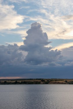 Bulutlar Volga Nehri bir yaz gününde, Rusya Federasyonu