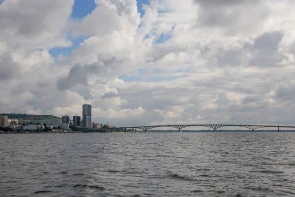 Paisaje Del Río Una Vista Ciudad Saratov Puente Desde Cubierta — Foto de Stock