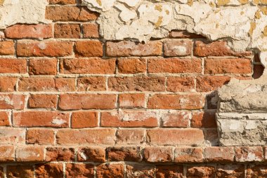Kırmızı tuğla duvarına çökmekte
